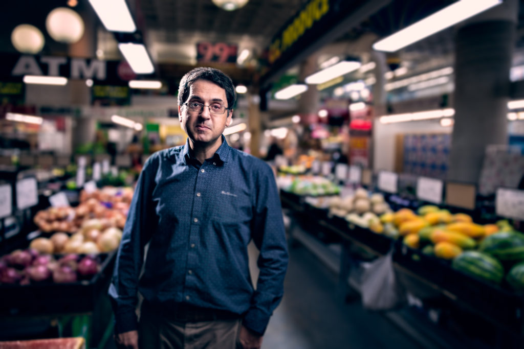 Dr. Andrew Mente in the produce aisle of a grocery store