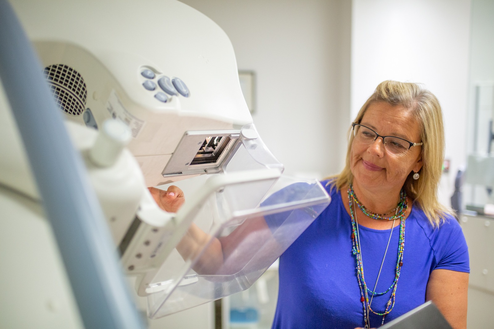 mammogram technologist demonstrates how mammogram works
