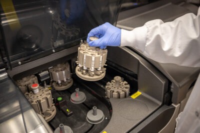 A tray of specimens is loaded onto the chemistry analyzer. Each tray can hold up to 10 samples, and the analyzer can hold eight trays at a time. It means that up to 80 samples can be analyzed at once