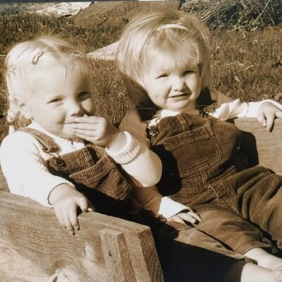 Sisters Nicole and Natalie Gelms as toddlers